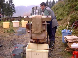 醤油絞りの装置を｢船｣と呼びます