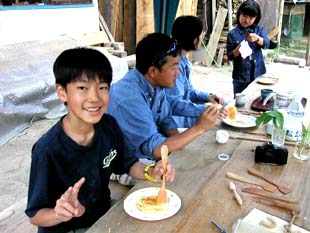 自作の｢コテ｣で食べるホットケーキ。使い心地もGOOD！