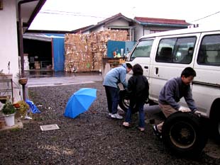 手際よくタイヤを運んで・・