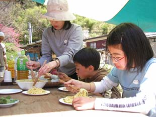 自作のフォークで食べる野蒜スパゲッティ