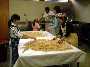 米麹・塩と撹拌器で混ぜ込みます