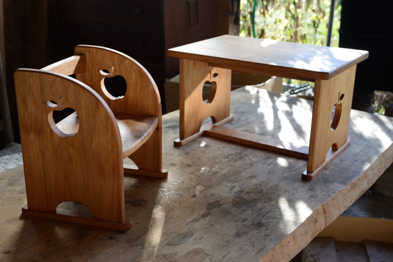 クルミの子供椅子＆テーブル｜木工房グルッペ