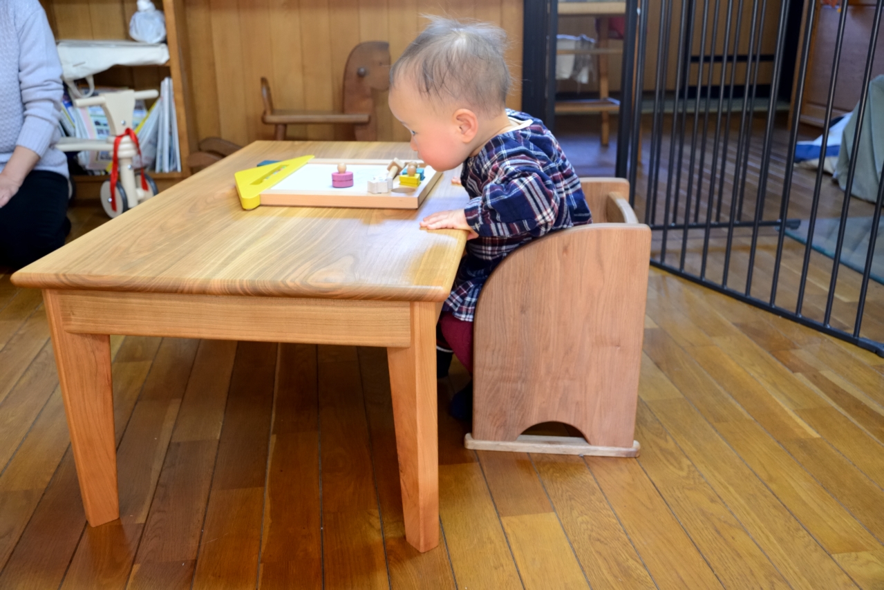 お孫さんの為の子供用テーブルと椅子｜木工房グルッペ